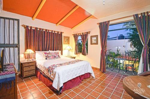 Suite Steps from Malecon Beach Dining Stripe