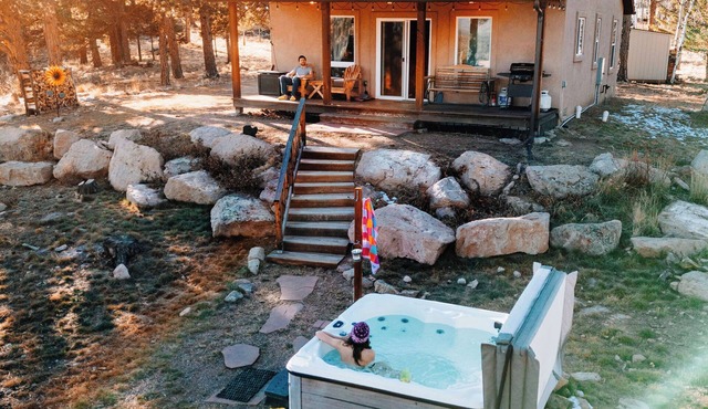 Sunflower Cabin- Mountain Views- Hot tub