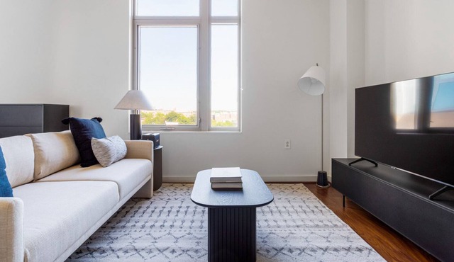 Sunny Clarendon 1BR W/D, Concierge & Gym, steps to WF, by Blueground