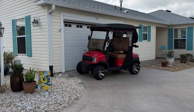 Sunny Days 3-bedroom villa 1 mile S of Lake Sumter! Golf Cart Included!