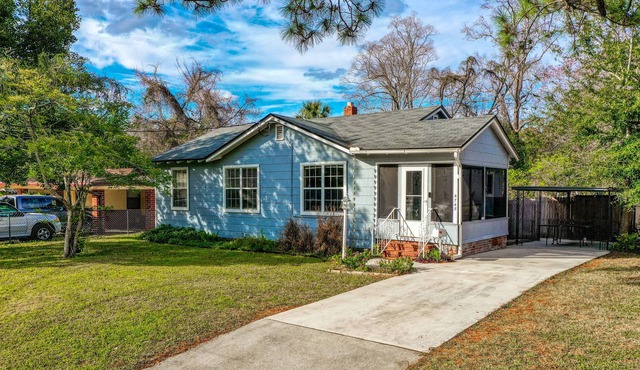 Sunny Home in Lakeshore w/Enclosed Yard, Firepit, Ping-Pong Table - Dogs OK