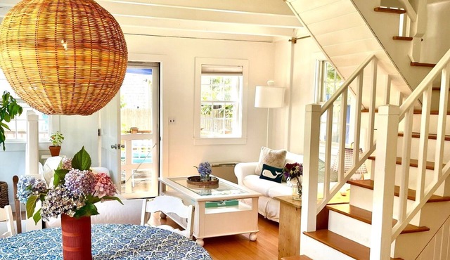 Sunny Oak Bluffs cottage minutes from beach
