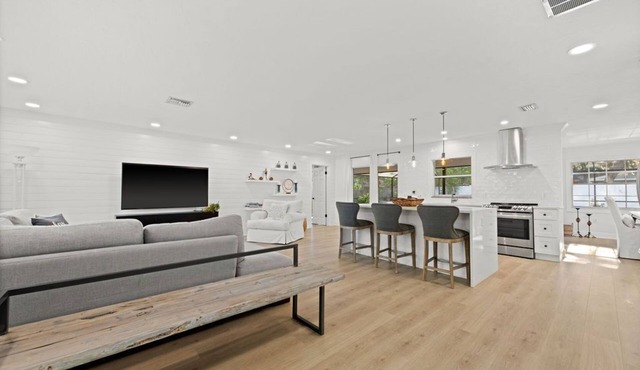 Sunny Oasis: Bright, Private and Beautiful Retreat! Magnolia Rentals