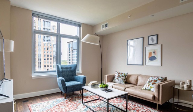 Sunny Reston 2BR w/Laundry, walk to Restaurants & Mall, by Blueground