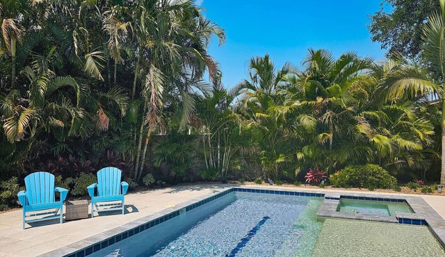 Sunny Side Up! Spacious retro pool home w spa