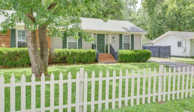 Sunset Duplex 2 - Cozy 2-bedroom, pet friendly with fenced yard in Murfreesboro!