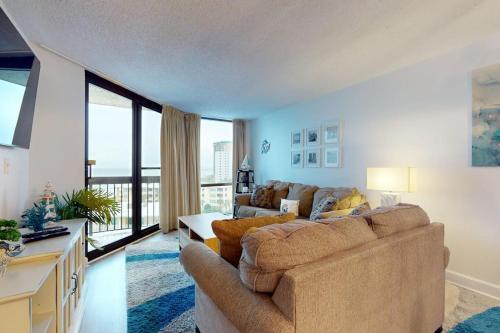 Swanky beachfront hotel-style condo w shared pool hot tub and beach access