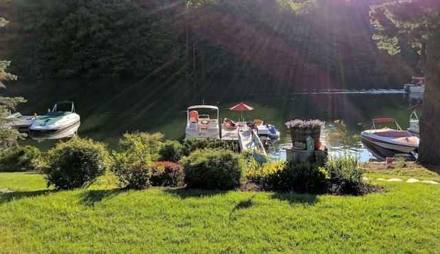 Sweet Dotti's Cottage on Candlewood Lake - 60M NYC