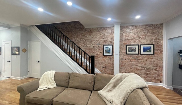 Terrific and Cozy Row home walkable to downtown