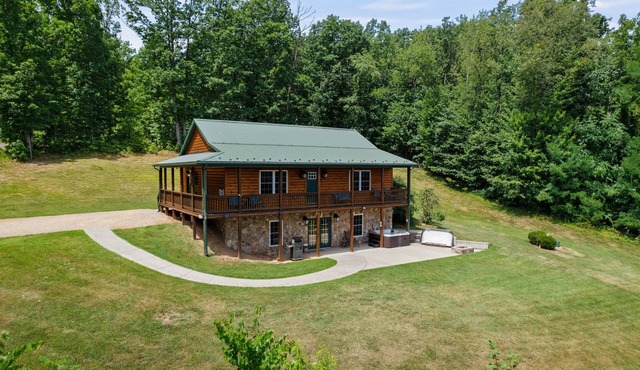 The Black Bear Lodge: Amazing Mountain Views!