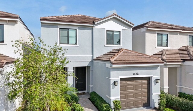 The Bonita Breeze Villa Nestled within a Golf Community