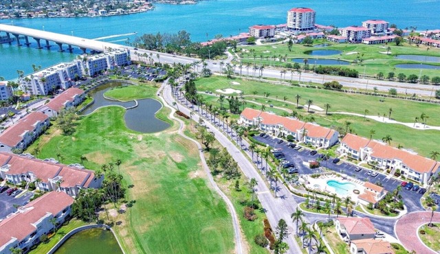 The Caddyshack: 2/2 w course view; 5 mins to beach