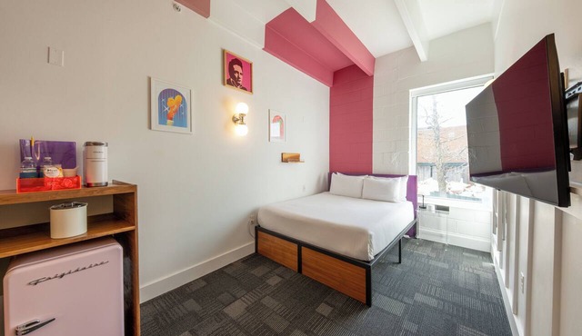 The Gallatin Hotel (Standard Queen Room 216) Close to downtown!