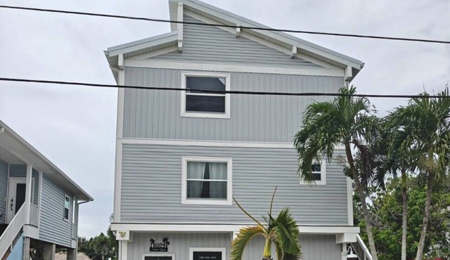 The Lazy Manatee Grand-2 Bdr + Separate in-law