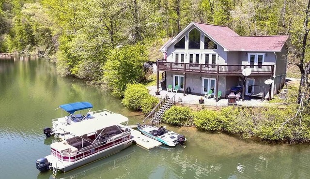 The Mountain Lakehouse 2BR 2.5 Bath Home, Sleeps 10. Private Dock.