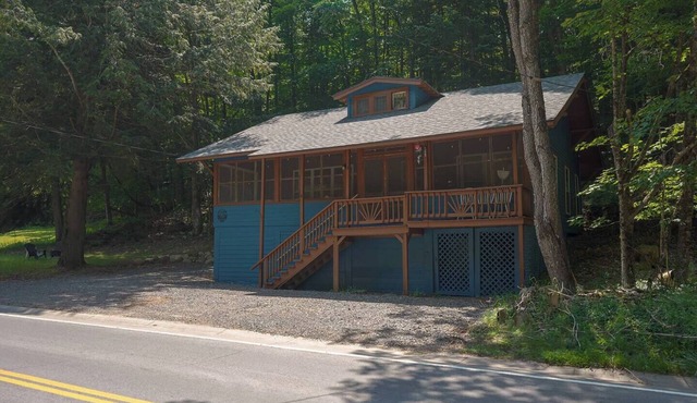 The Retreat: 3 Br Cottage near Main St