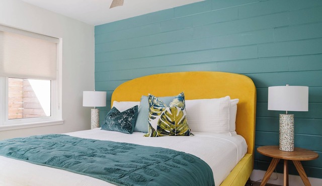 The Surfside Apartment-Full Kitchen-5 min walk to beach!