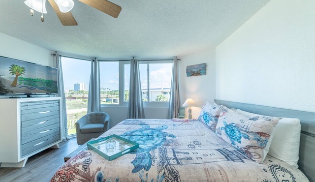 The Tip-Sea Turtle Panama City Beach, Beachfront Studio! Sleeps 4