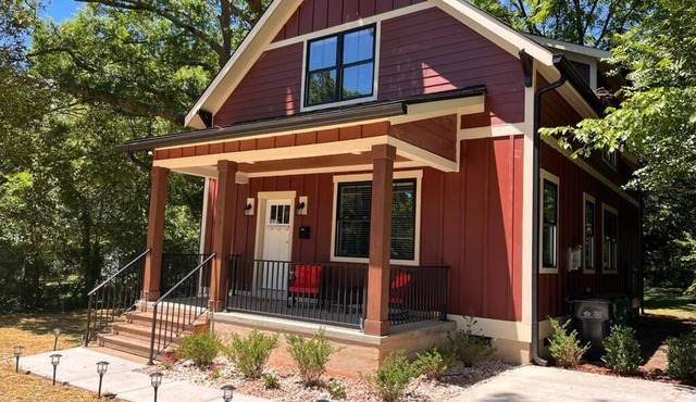 The Uptown Cottage.1 mile to uptown!