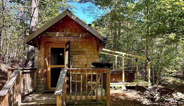 Tiny House with private hot tub on 100 acres