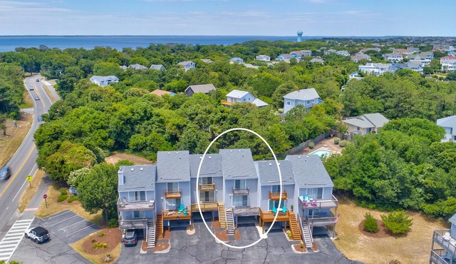 Townhome 1 block from the beach & near town with decks, shared pool/tennis
