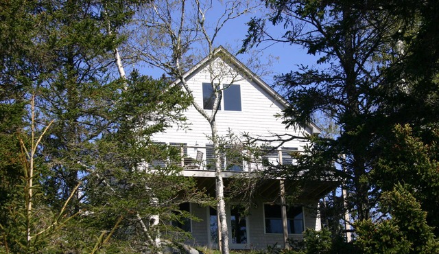 Tranquil oceanfront cottage on Wohoa Bay