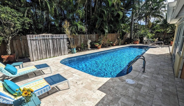 Tropical Retreat: King Bed+Heated Pool+Grill + 3 bed/2 bath + Sleeps 8