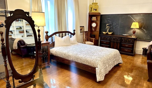 UNIQUE HIDDEN GEM CENTERED AMIDST LAKES, MACKINAW ISLAND, GOLFING HIKING BIKING!