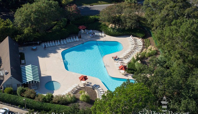 Updated end-unit Villa w/Golf views, Sleeps 6, steps from Harbour Town