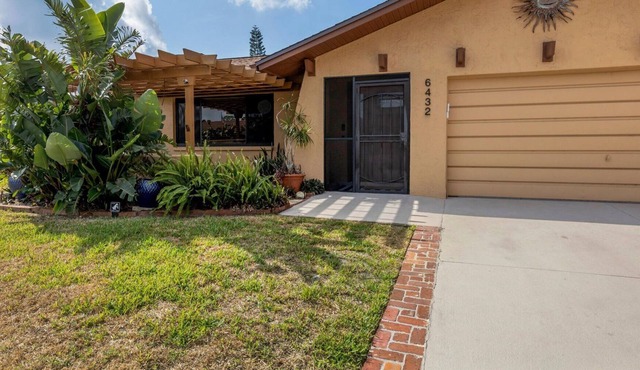 Updated house in Lake Sarasota - stunning outdoor spaces