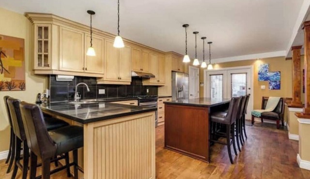 Urban Oasis: 4BR Rooftop Retreat With Hot Tubnn