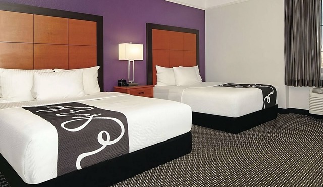Vacation Starts Here! Free Parking & Enjoy Outdoor Pool