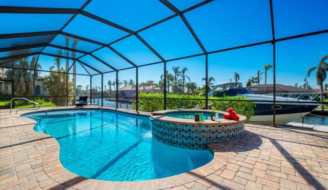VILLA CALLA – HEATED POOL & SPA | GULF ACCESS | CANAL VIEW | BOAT RENTAL + TOURS VOUCHER INCL.
