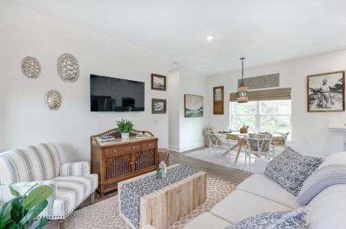 Village on The Bluff: On Top of Thunderbolt by Lucky Savannah