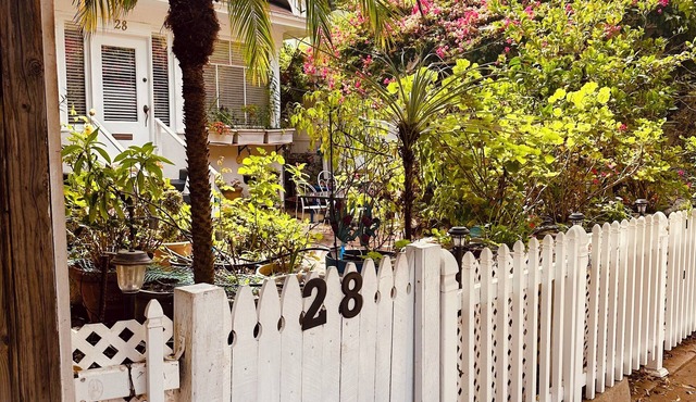 Vintage Cottage steps from Venice Beach