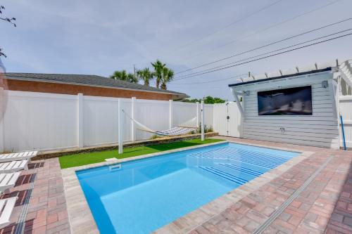 Walk to Beach: Designer PCB Retreat Near 30A!