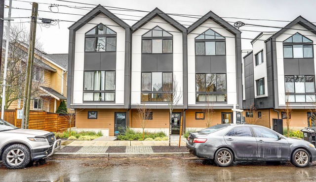 Walk to Light Rail! Modern Seattle Townhome