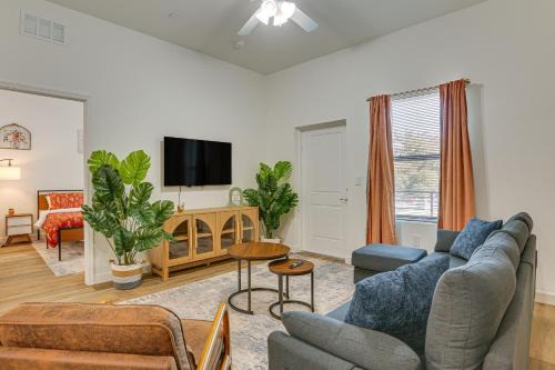Walkable Downtown LaBelle Apt w/Private Balcony!