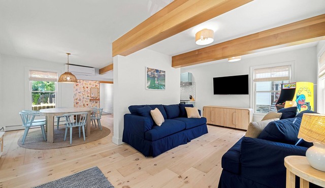 Walkable Harbor Home: 3 miles to Salem, Dog Friendly, Fenced Yard, Parking