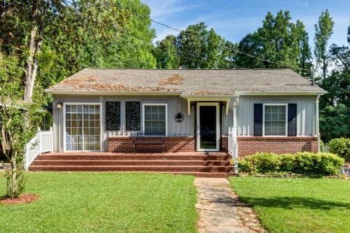 Walkable Location! Peaceful Toccoa Escape w/Yard