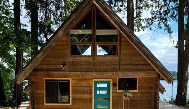 Waterfront Burton Loop - The Very Best Of Vashon, cozy cabin with a harbor view.