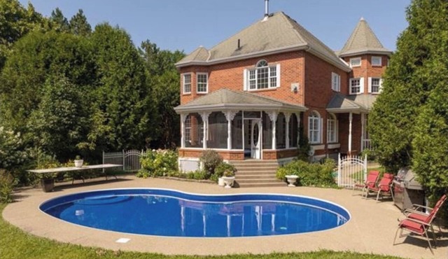 Waterfront Heated pool Private acre yard BBQ Wood Fireplace