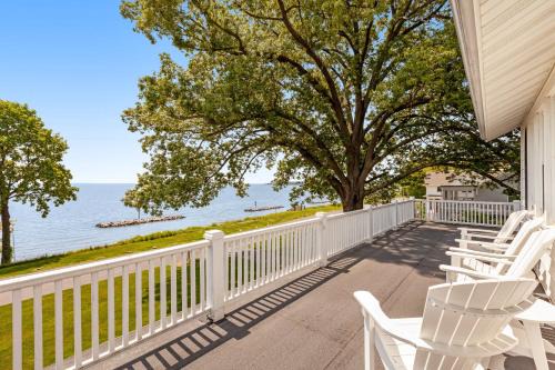 Waterfront home with scenic porches, yard, grill, jetted tub, central AC, & WD