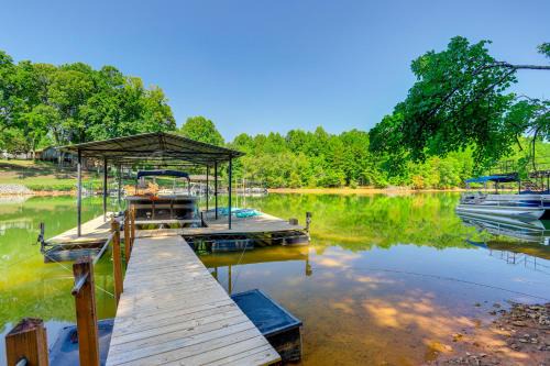 Waterfront Retreat on a Lake Lanier Cove w/Dock