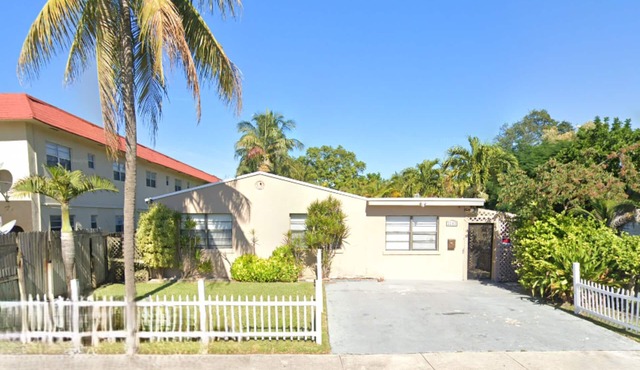 Welcome! Charming five-bedroom retreat away from home; comfort & relaxation!nn