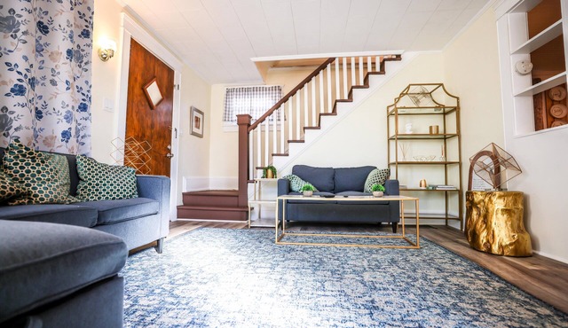 Welcome to our inviting Northside retreat! Immerse yourself in history