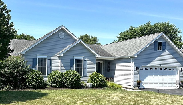 Welcome to Pelican's Perch, a gorgeous 3br 2 bath private home, linens included!