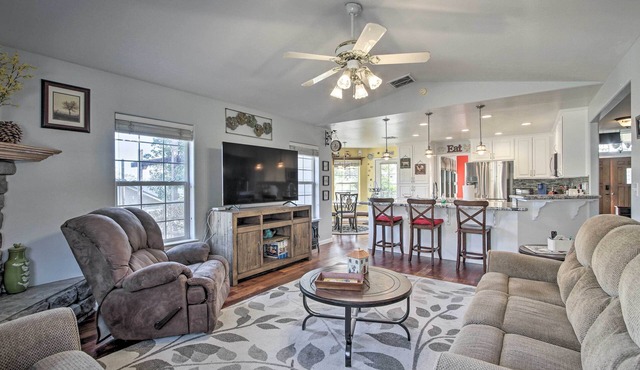 Welcoming Tehachapi Home w/Deck & Grill!