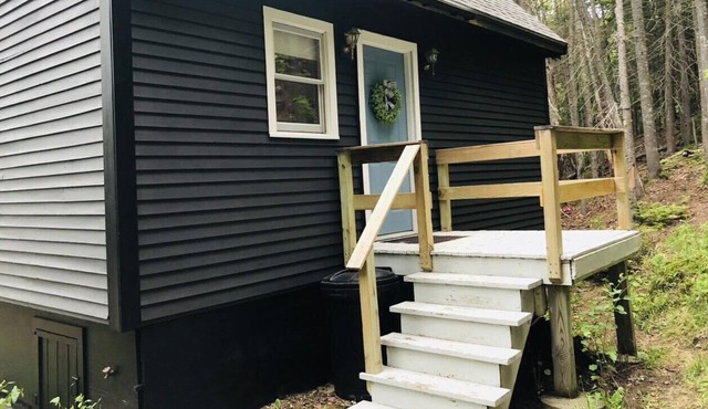 Whiskey River Ridge- cozy modern cabin close to downtown+Saddleback Mt.