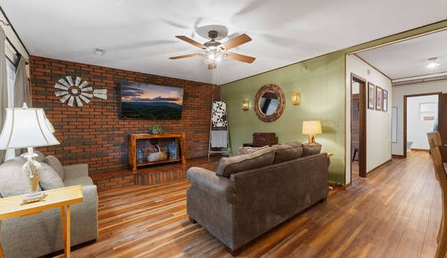 Whispering Pines | 3 Bedroom Suite | Pet Friendly!